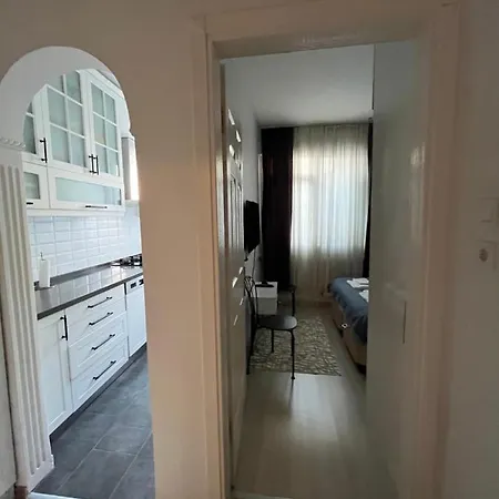 شقة Centrally Located, 2+1 House In Taksim, Cihangir