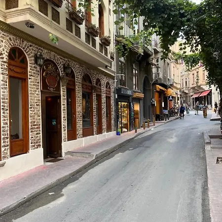 Centrally Located, 2+1 House In Taksim, Cihangir Κωνσταντινούπολη