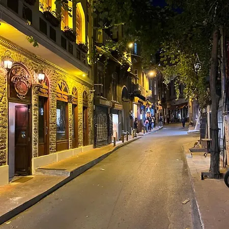 Lägenhet Centrally Located, 2+1 House In Taksim, Cihangir